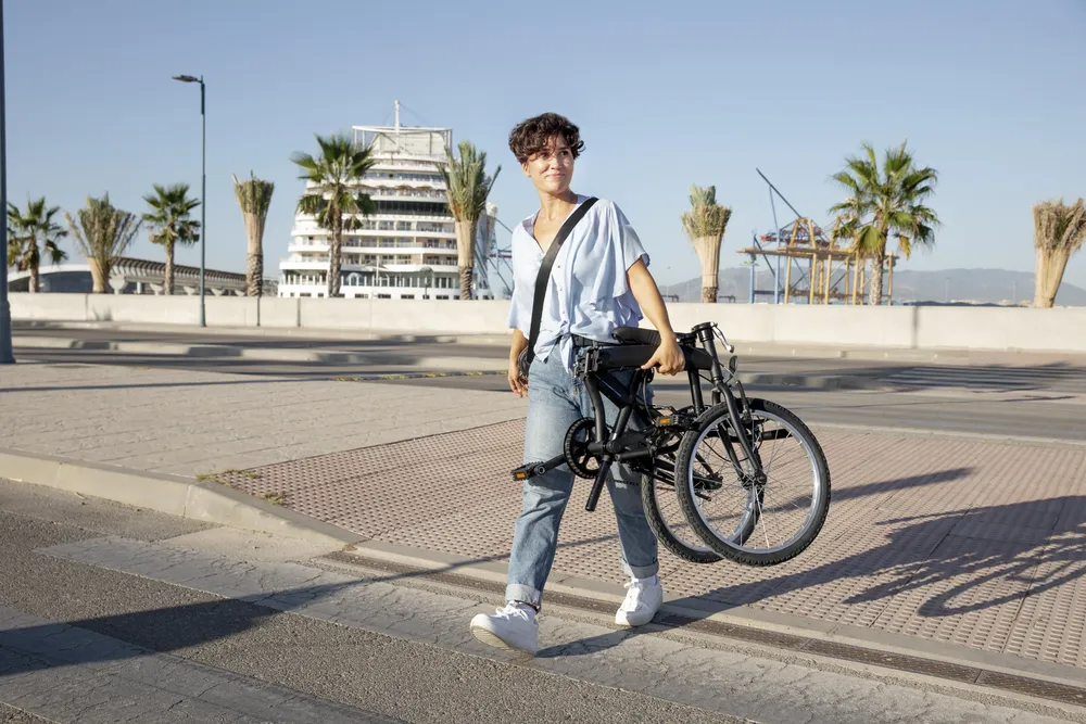 mujer-joven-su-bicicleta-plegable